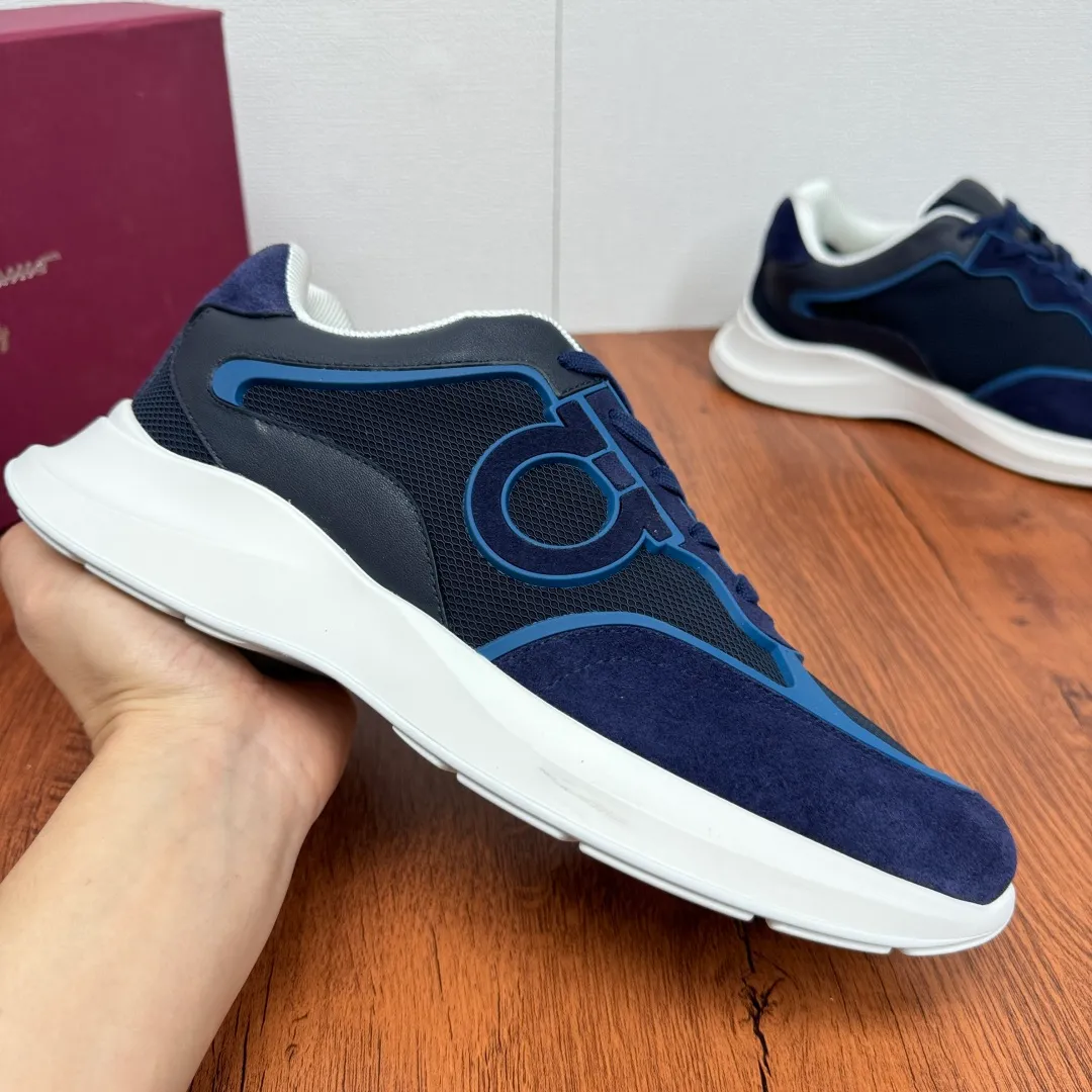[Ferragamo] Top P: 720💰 Size: 39~44 (38 45 custom-made, non-returnable) Ferragam/Ferragamo Cancini buckle men's low-top casual shoes Spring and summer official website synchronized new thick-soled versatile sports shoes for men This urban-style casual shoe boldly combines a variety of fabrics, cleverly using high-tech mesh fabrics and smooth leather to create a unique high-end look, with side dropouts Cancini buckle, padded collar and tongue, and eye-catching lightweight rubber sole make the design even more sophisticated! The perfect blend of style and comfort. , the shoe body is outlined with exquisite lines, embellished with iconic elements, and equipped with comfortable sole technology to boost your pace. Whether you are walking on the street or exercising, you can show your extraordinary charm. .